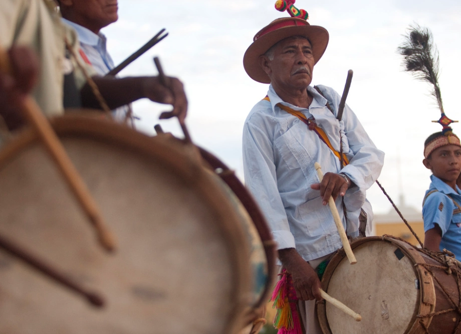 Gente de la tribu wayuu tocando instrumentos típicos