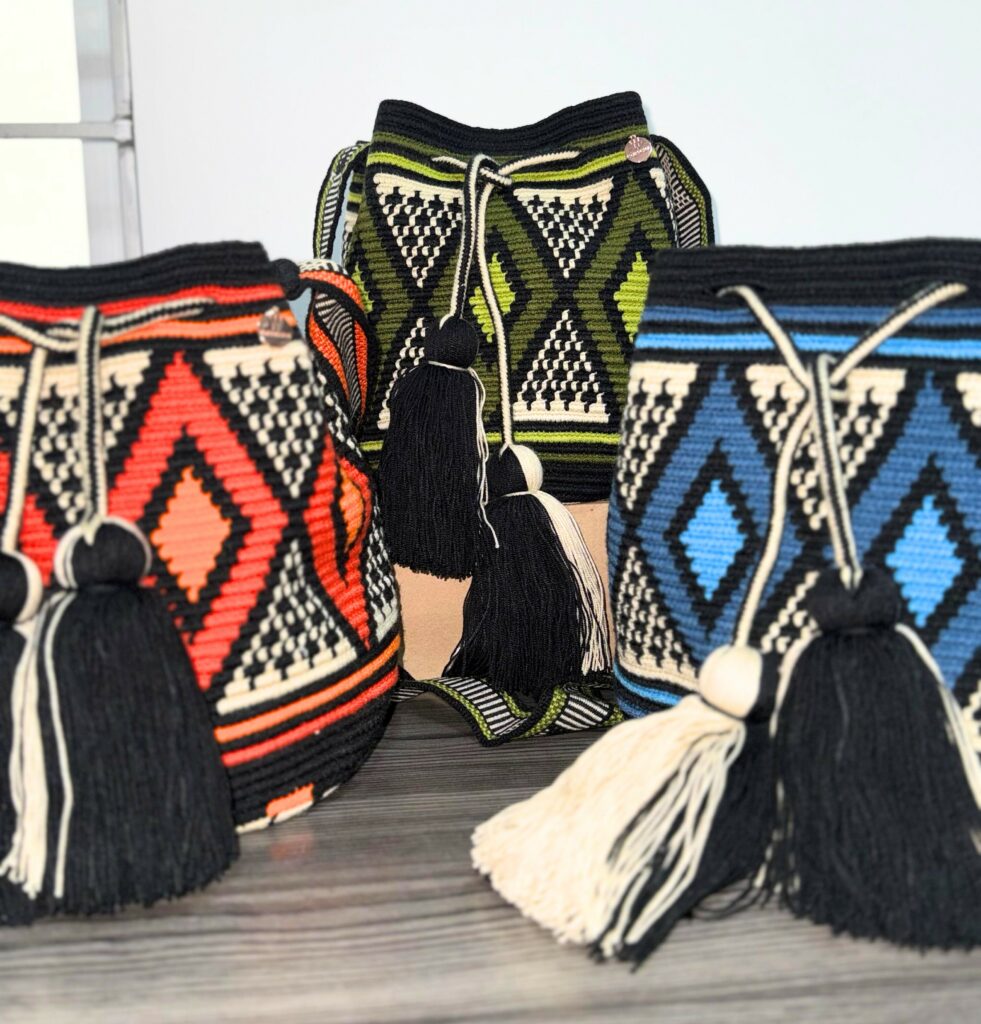 authentic wayuu bag in many colors, gree, blue, orange
