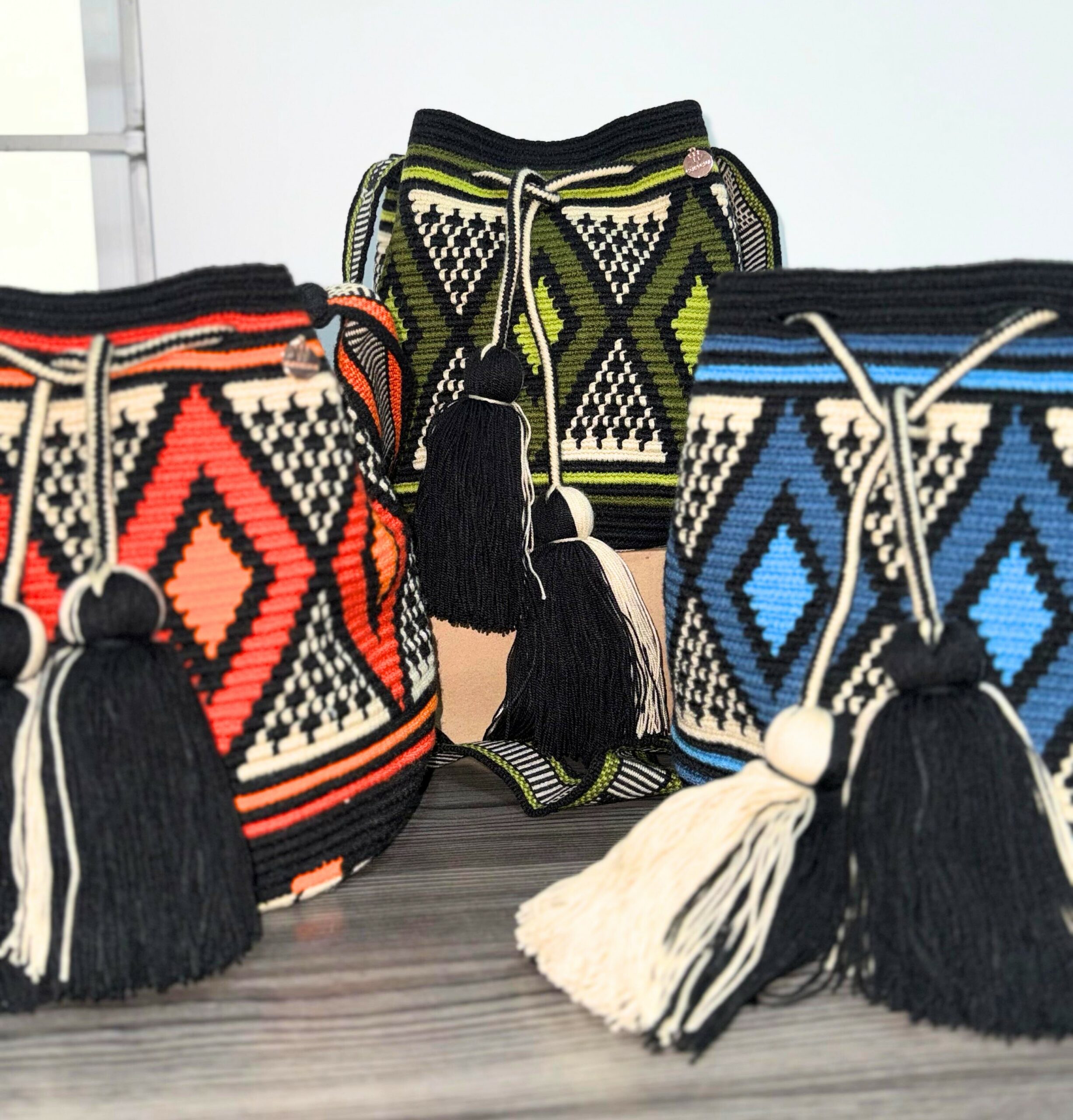 authentic wayuu bag in many colors, gree, blue, orange
