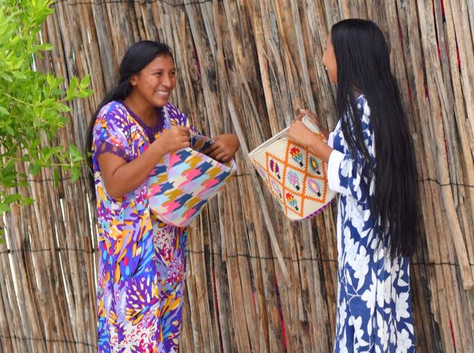 wayuu women weaving Wayuu mochilas bags