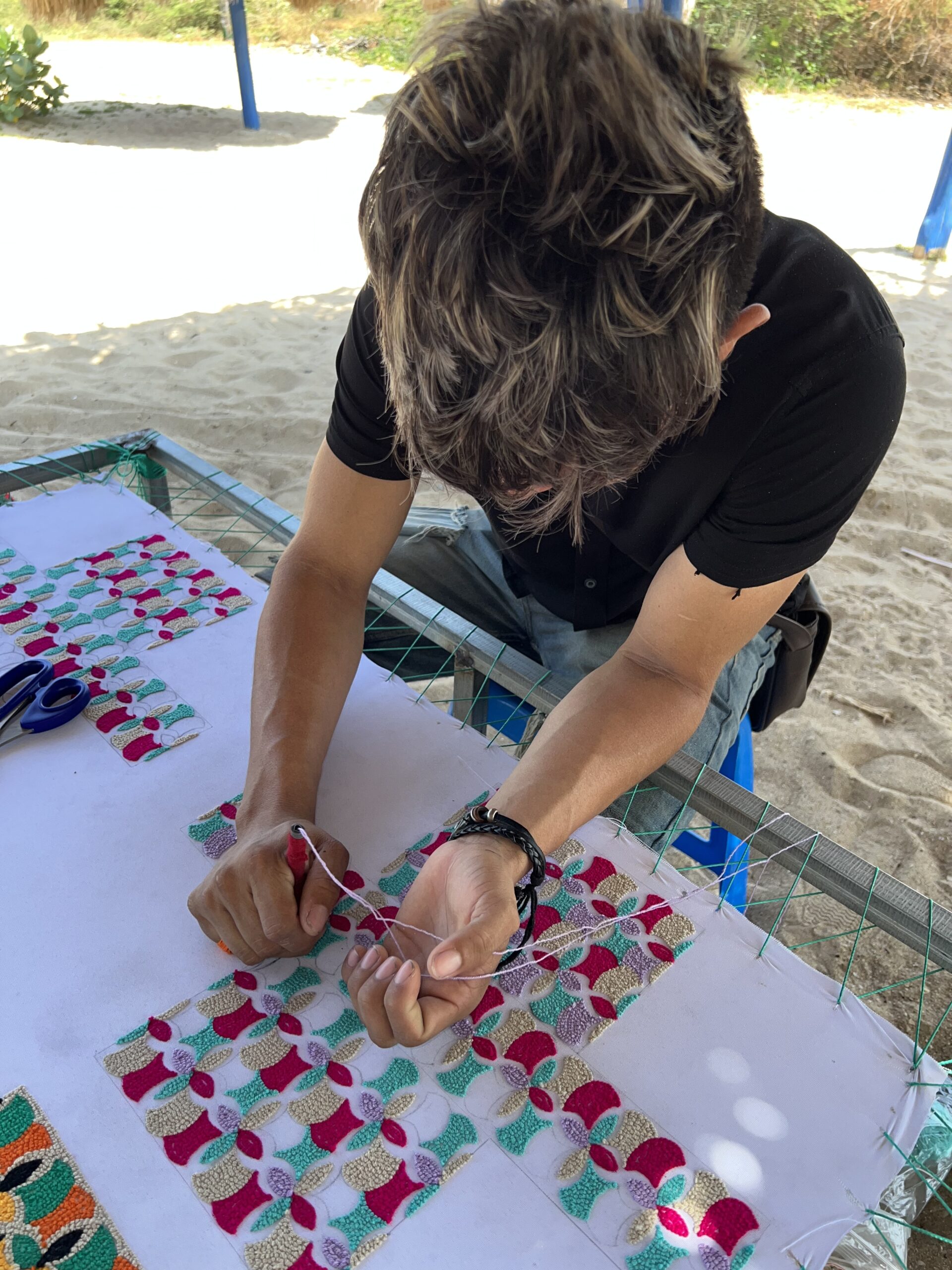 Wayuu weaving technique by a man