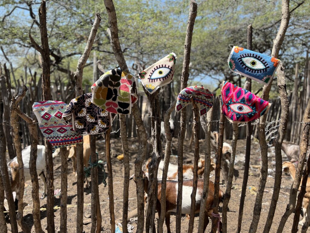 Pattern of Colombian handmade bag hanging from the dry trees of traditional rancherías.