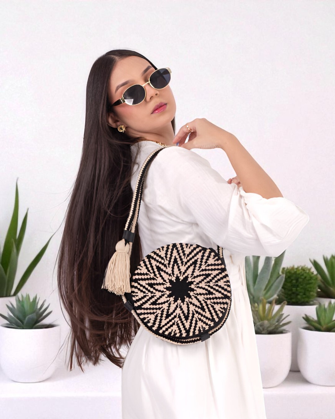 Model showcasing black and beige wayuu bags