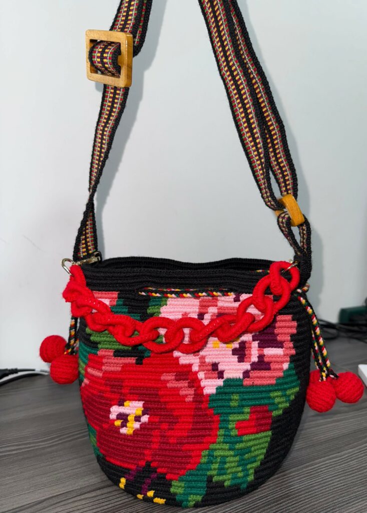 a wayuu weaving bag in black and red color.